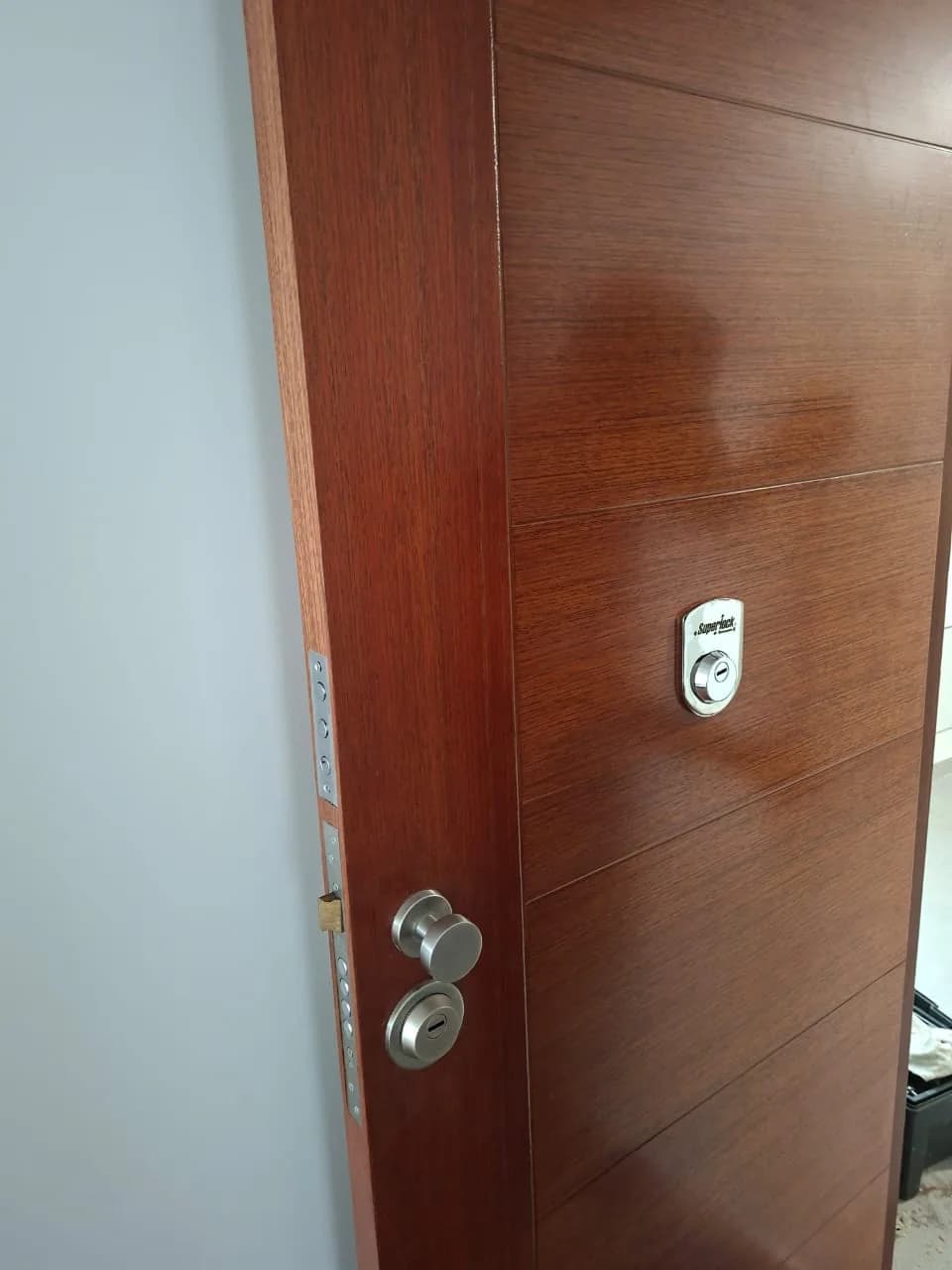 Protector instalado en puerta de madera