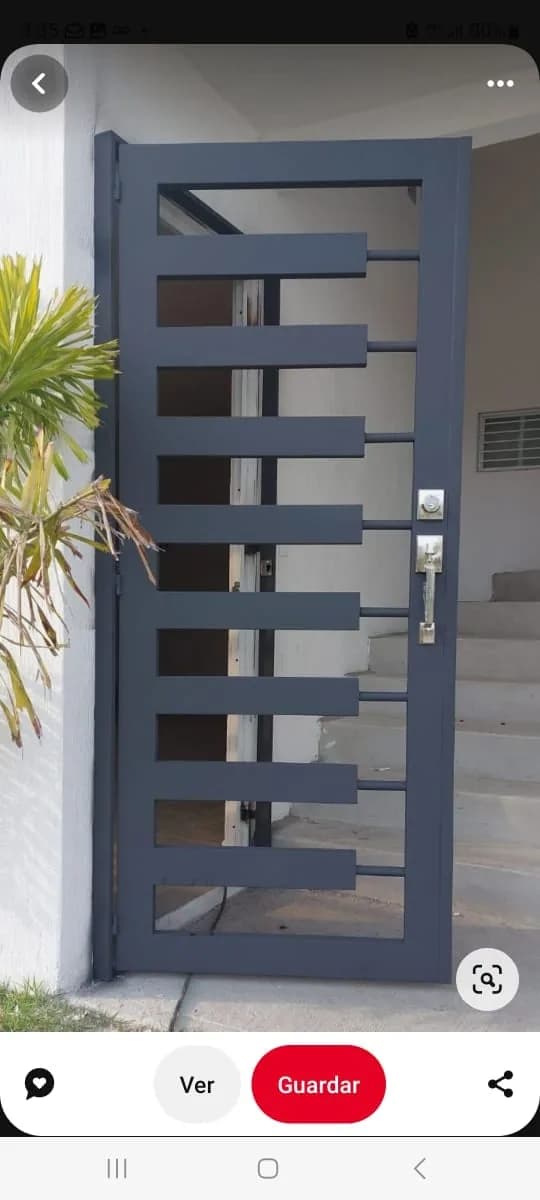 Seguridad en puerta metálica