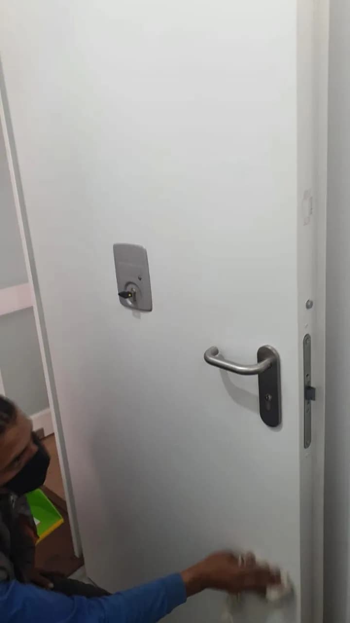 Cerradura instalada en puerta metálica