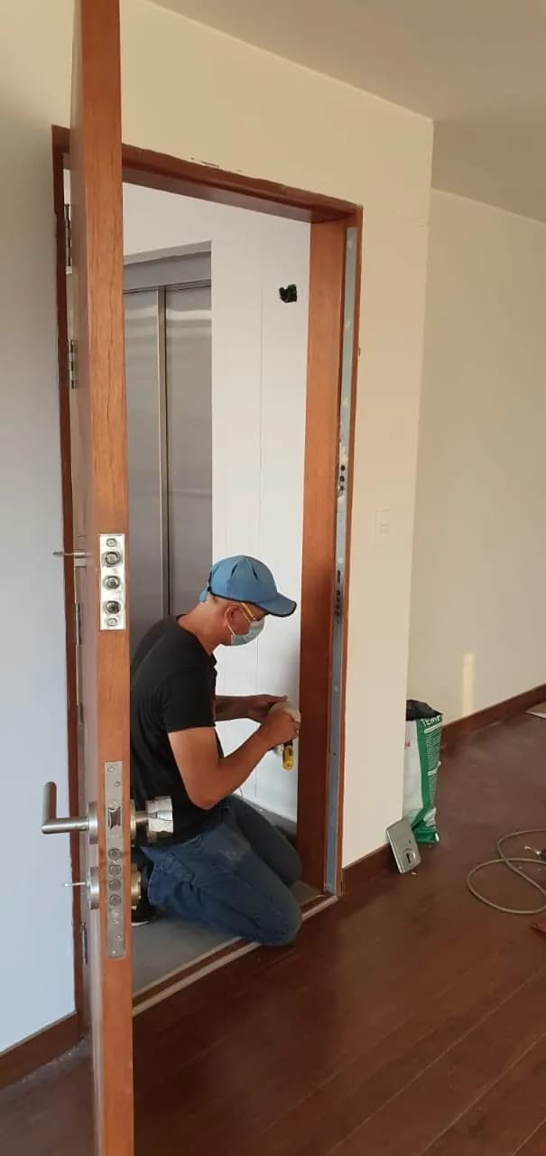 Montaje de cerradura en obra