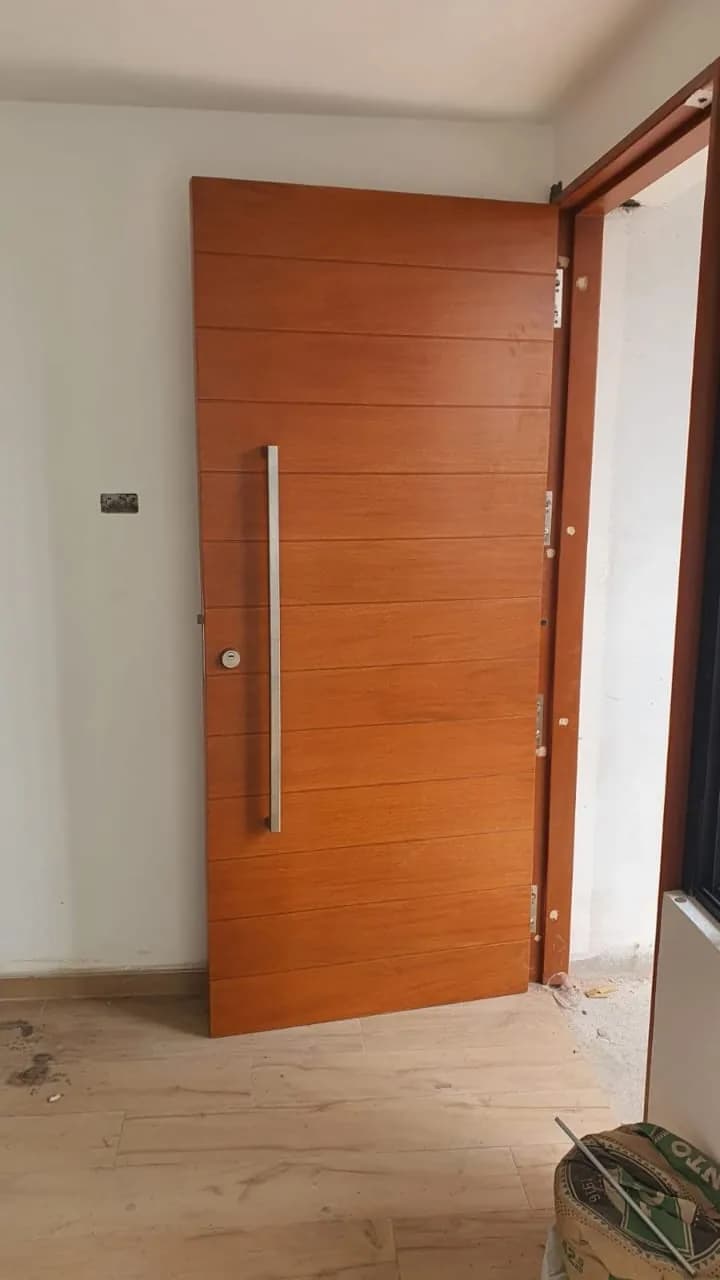 Puerta principal con cerradura central