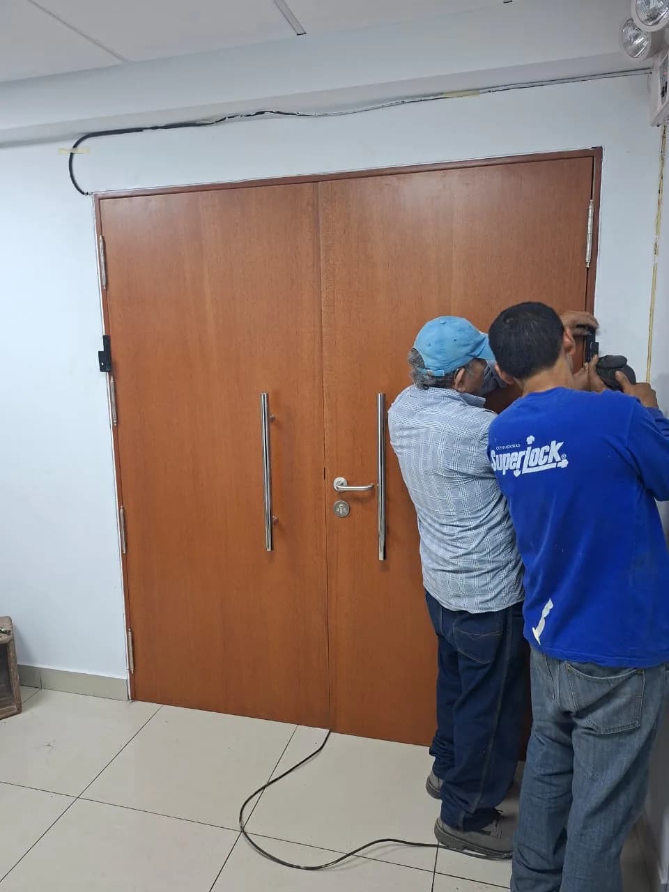 Instalación en puerta doble de madera