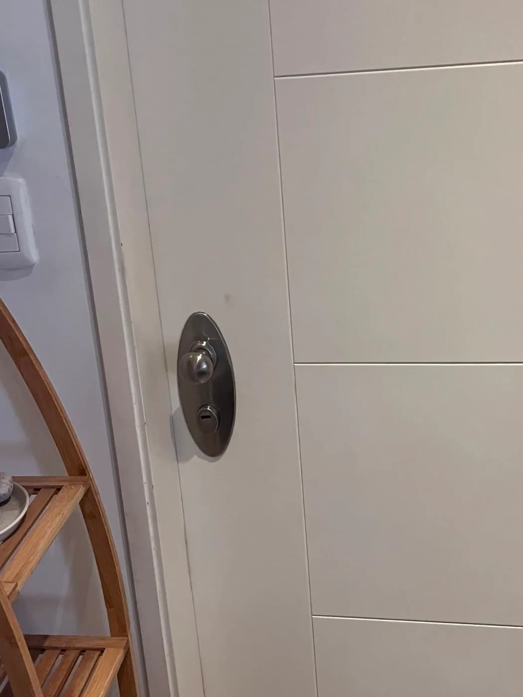 Protección sobre puerta clara