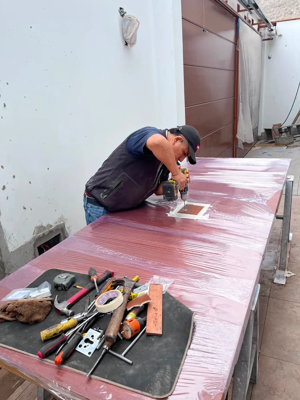 Preparación de puerta en taller