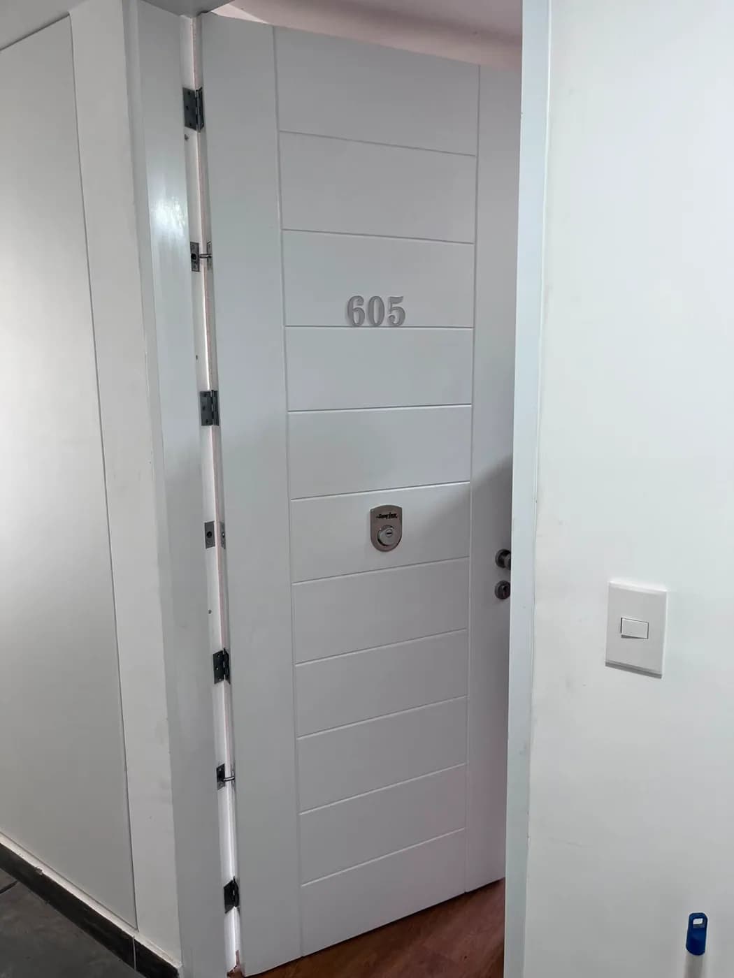 Acceso protegido en puerta blanca
