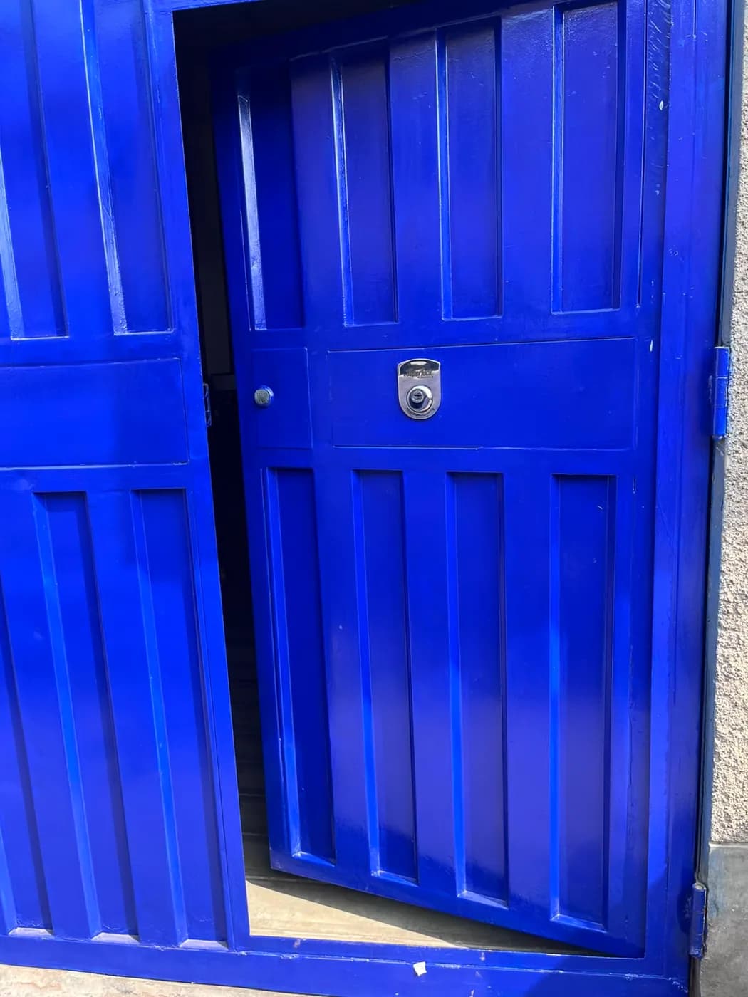 Protección en puerta azul